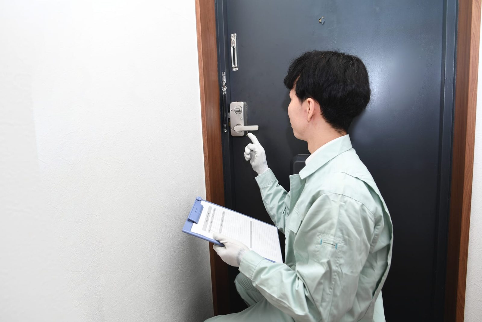 ドアの鍵を確認する鍵師